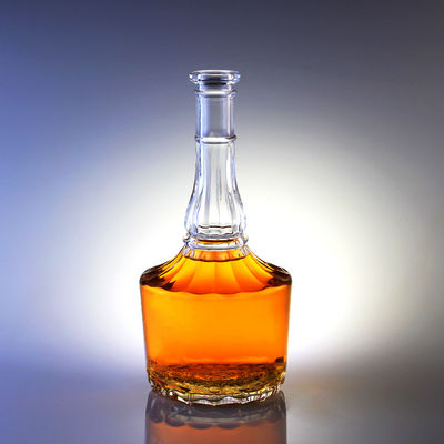 500 ml glazen fles met kurk voor whisky vodka gedistilleerde dranken gegraveerd in een lang nek ontwerp