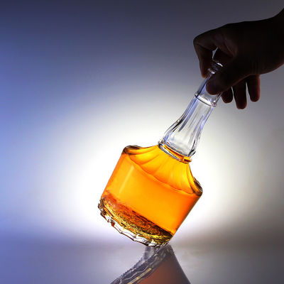 500 ml glazen fles met kurk voor whisky vodka gedistilleerde dranken gegraveerd in een lang nek ontwerp