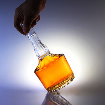 500 ml glazen fles met kurk voor whisky vodka gedistilleerde dranken gegraveerd in een lang nek ontwerp