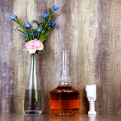 500 ml glazen fles met kurk voor whisky vodka gedistilleerde dranken gegraveerd in een lang nek ontwerp