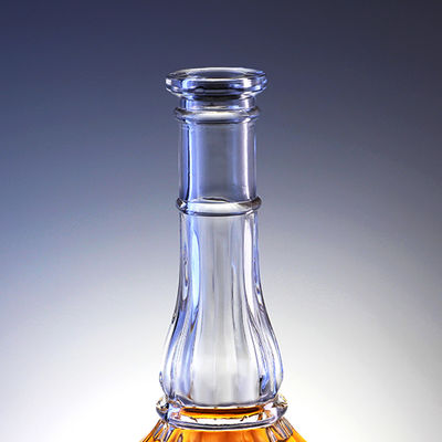 500 ml glazen fles met kurk voor whisky vodka gedistilleerde dranken gegraveerd in een lang nek ontwerp