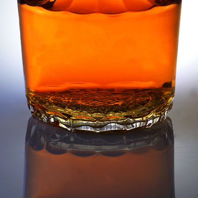 500 ml glazen fles met kurk voor whisky vodka gedistilleerde dranken gegraveerd in een lang nek ontwerp