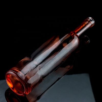 Rood 750 ml glasfles met uniek ontwerp en kurk