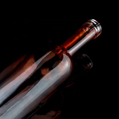 Rood 750 ml glasfles met uniek ontwerp en kurk