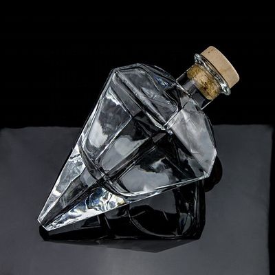 Gepersonaliseerd logo gegraveerd Transparante unieke ontwerpvorm Gin glasfles met kurk