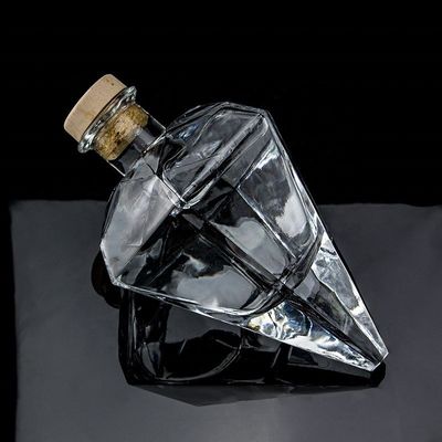 Gepersonaliseerd logo gegraveerd Transparante unieke ontwerpvorm Gin glasfles met kurk