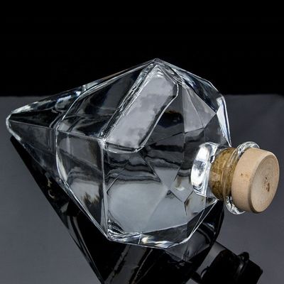 Gepersonaliseerd logo gegraveerd Transparante unieke ontwerpvorm Gin glasfles met kurk