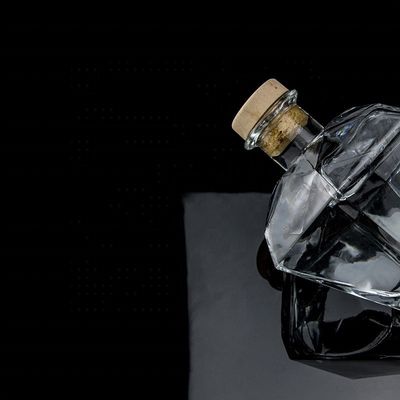 Gepersonaliseerd logo gegraveerd Transparante unieke ontwerpvorm Gin glasfles met kurk