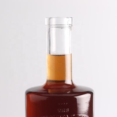 Gekleurde glasfles met 750 ml per liter met een ronde vorm en een kurkverzegeling