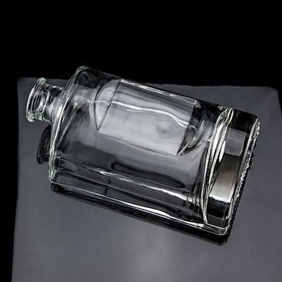 Persoonlijke vorm 750 ml vodka glazen fles met kurkdop en heldere afwerking in ronde