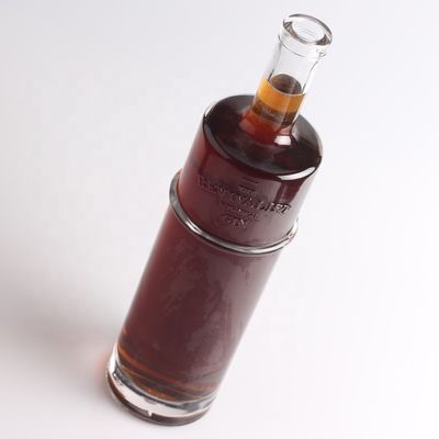 Gekleurde glasfles met 750 ml per liter met een ronde vorm en een kurkverzegeling