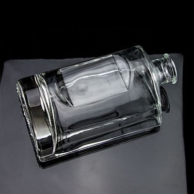 Persoonlijke vorm 750 ml vodka glazen fles met kurkdop en heldere afwerking in ronde