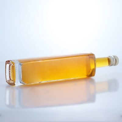 700 ml hoge flint ronde vorm drank glasfles met aangepast logo en kurk top afwerking