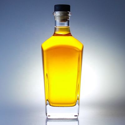 700 ml vierkante ginfles met kurk en dikke bodem van extra flintglas
