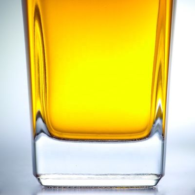 700 ml vierkante ginfles met kurk en dikke bodem van extra flintglas