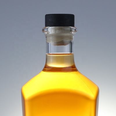 700 ml vierkante ginfles met kurk en dikke bodem van extra flintglas