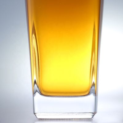 700 ml vierkante ginfles met kurk en dikke bodem van extra flintglas