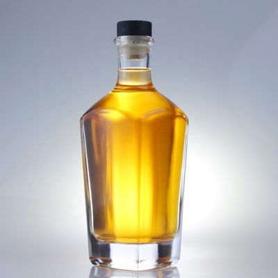 700 ml vierkante ginfles met kurk en dikke bodem van extra flintglas