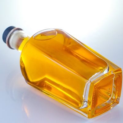 700 ml vierkante ginfles met kurk en dikke bodem van extra flintglas