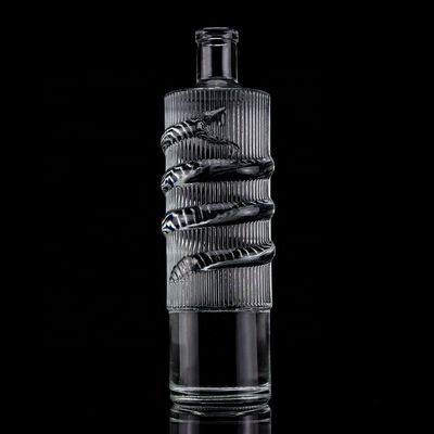 Gepersonaliseerd Logo Duidelijke 750 ml Bar Top Emossed Snake Drawing Glasfles voor Vodka Cylinder