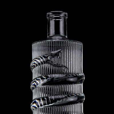 Gepersonaliseerd Logo Duidelijke 750 ml Bar Top Emossed Snake Drawing Glasfles voor Vodka Cylinder