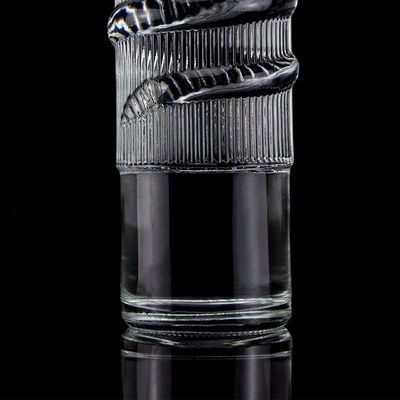 Gepersonaliseerd Logo Duidelijke 750 ml Bar Top Emossed Snake Drawing Glasfles voor Vodka Cylinder