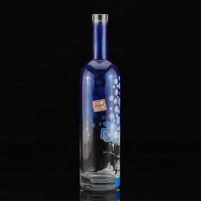 750 ml kleurrijke glazen drankfles met goud kraag materiaal en eindontwerp voor wodka
