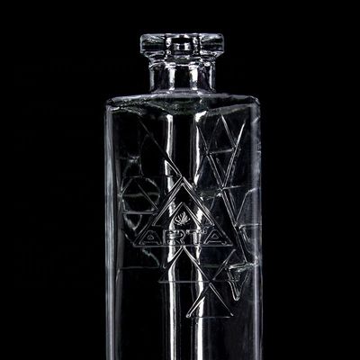 750 ml ronde fancy super flint driehoekige piramide glazen fles met kurk logo druk