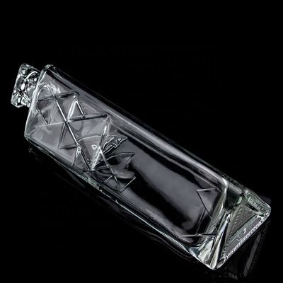 750 ml ronde fancy super flint driehoekige piramide glazen fles met kurk logo druk