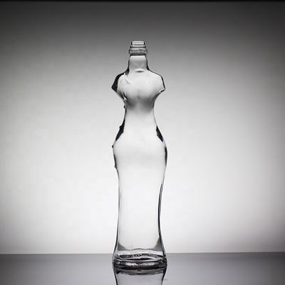 Sexy vrouwelijke fles met een unieke glazen drankfles met een kroonkap.