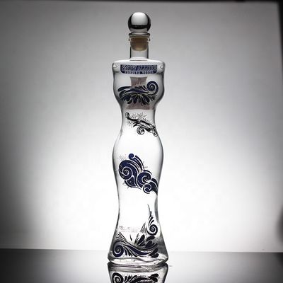 Sexy vrouwelijke fles met een unieke glazen drankfles met een kroonkap.