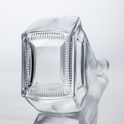 Glasfles met een veelhoekige vorm voor gin, rum, whisky, cork en afdichting