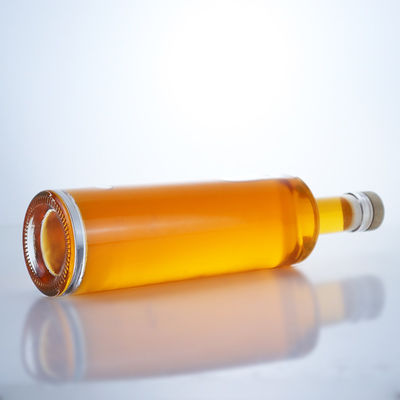 Op maat gemaakte glazen fles met een zware basis en een kurkstop