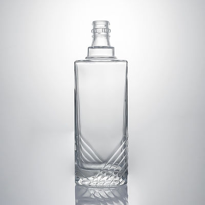 Doorzichtige glazen drankfles met geïmpregreerd lichaam en kurkstopper