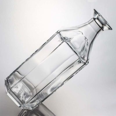 Duidelijke of op maat gemaakte unieke polygon glazen drankfles voor whisky gin rum vodka 1000 ml