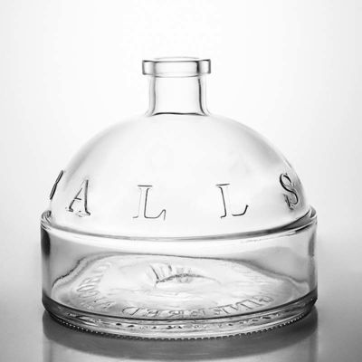 Flint Glass Sealing Type Cork 700ml Customized Shape Glass Liquor Flasch voor Gin Rum Champagne