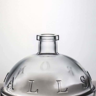 Flint Glass Sealing Type Cork 700ml Customized Shape Glass Liquor Flasch voor Gin Rum Champagne
