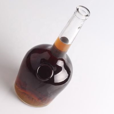Op maat gemaakte flessen met een lange hals en een dikke bodem van flintglas voor wodka, gin, rum en champagne