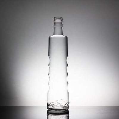 Prachtige vrouwen lichaam in de vorm van glasfles met kurk afdichting type